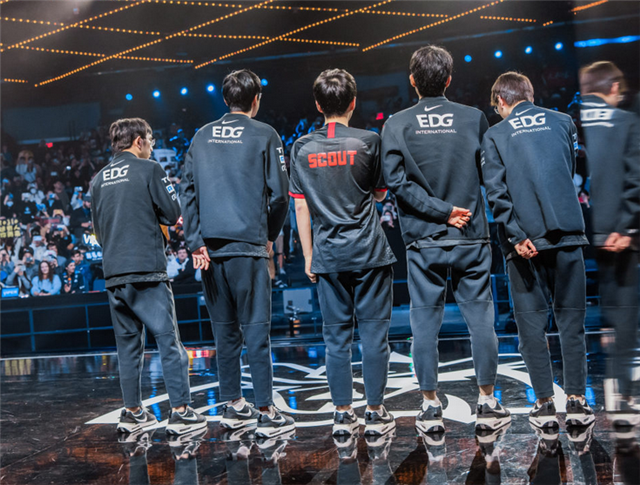 开云体育中国-关于EG横扫EDG，Scout关键团战开团秒人顶尖较量成都决赛之夜，点燃全场激情的信息