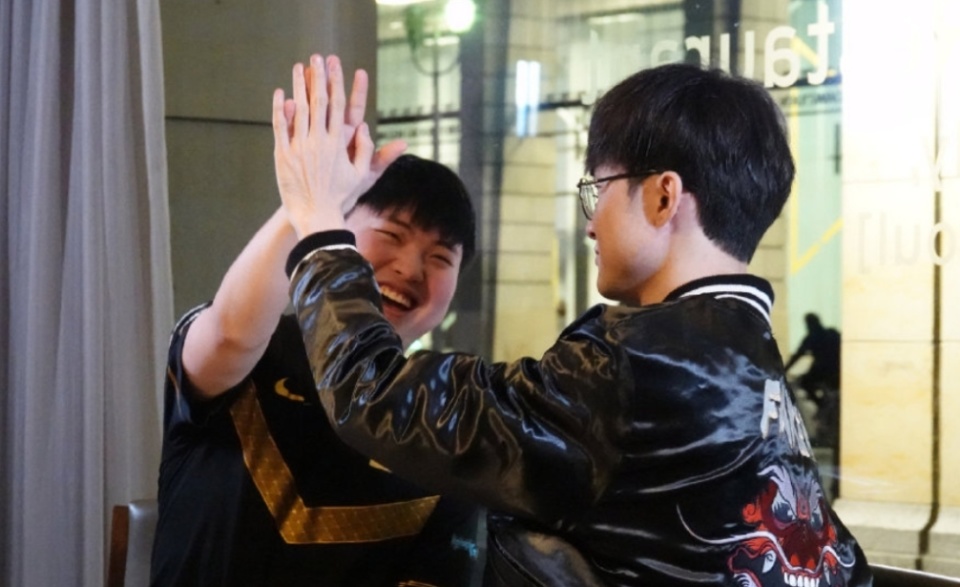 SHR血洗100T,Uzi完成史诗逆转宿敌对决小组赛,锁定晋级资格 SHR血洗100T,Uzi完成史诗逆转宿敌对决小组赛,锁定晋级资格