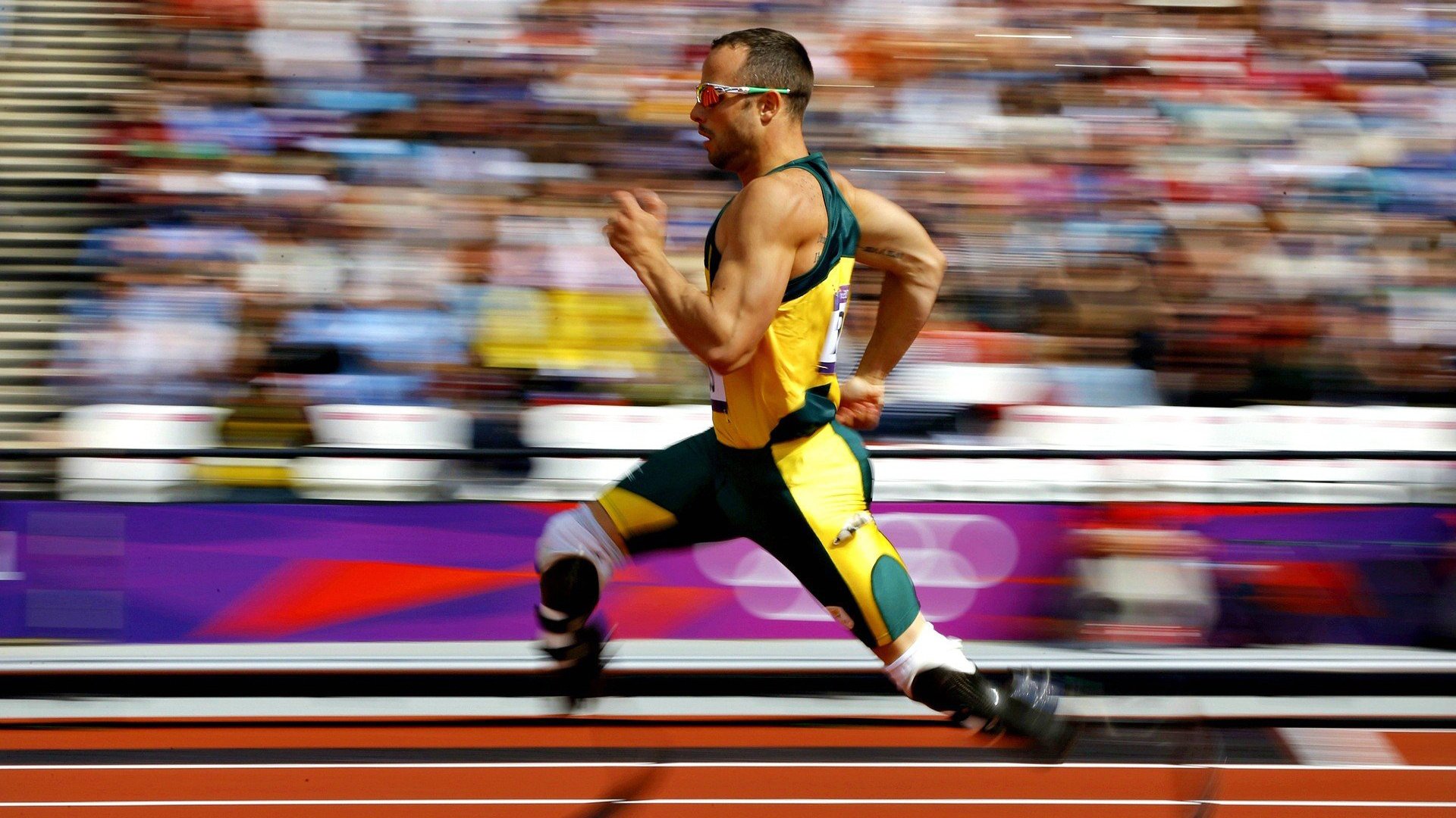 哥伦比亚压制荷兰，莱奥在F1街道赛接管比赛，一场雨战中的王朝更迭序曲