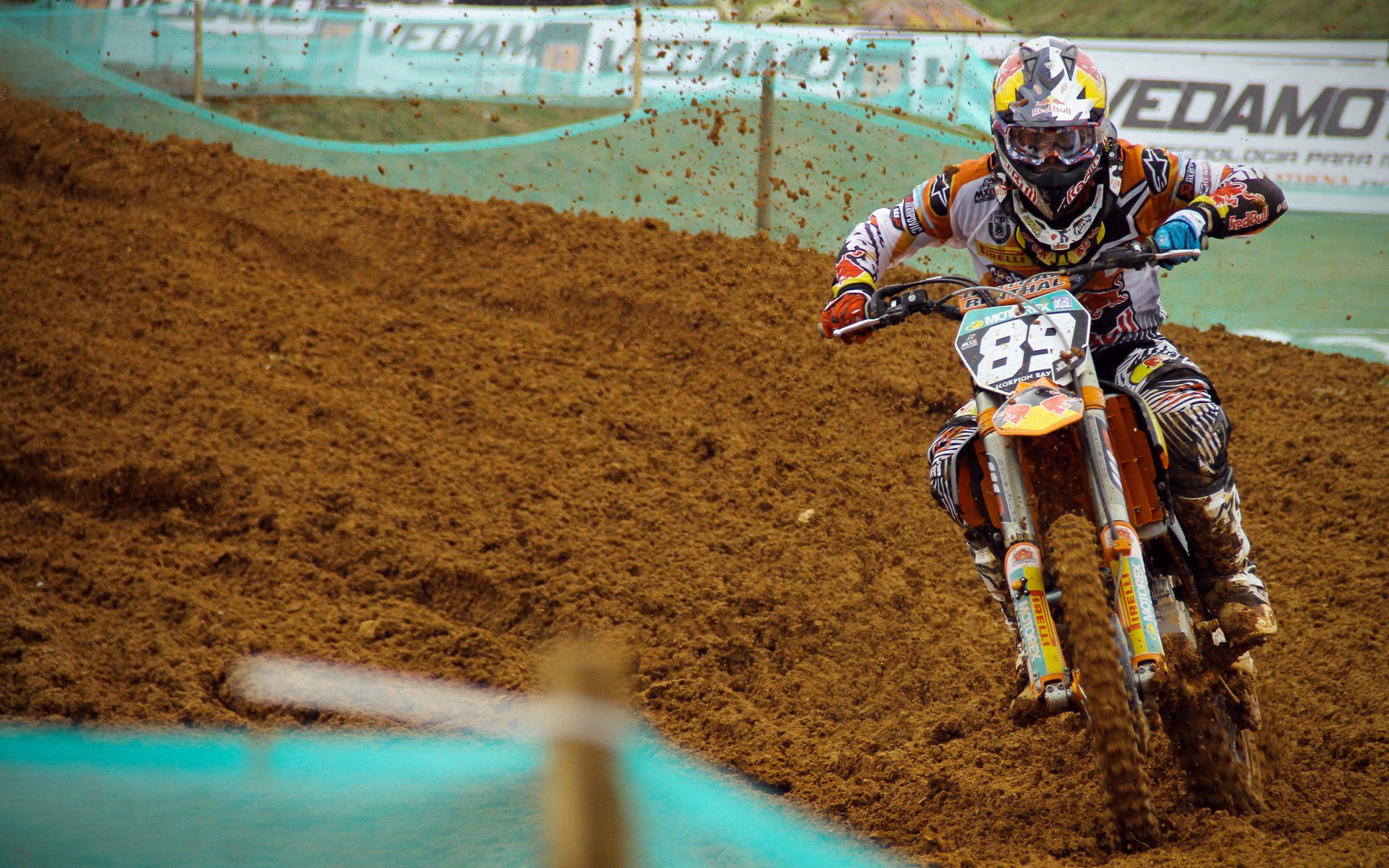 欧冠半决赛之夜，本泽马再证硬仗之王，沉默的领袖如何定义伟大